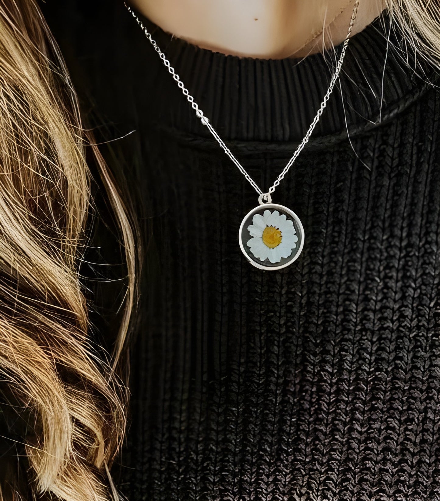 White Daisy Pendant Chain